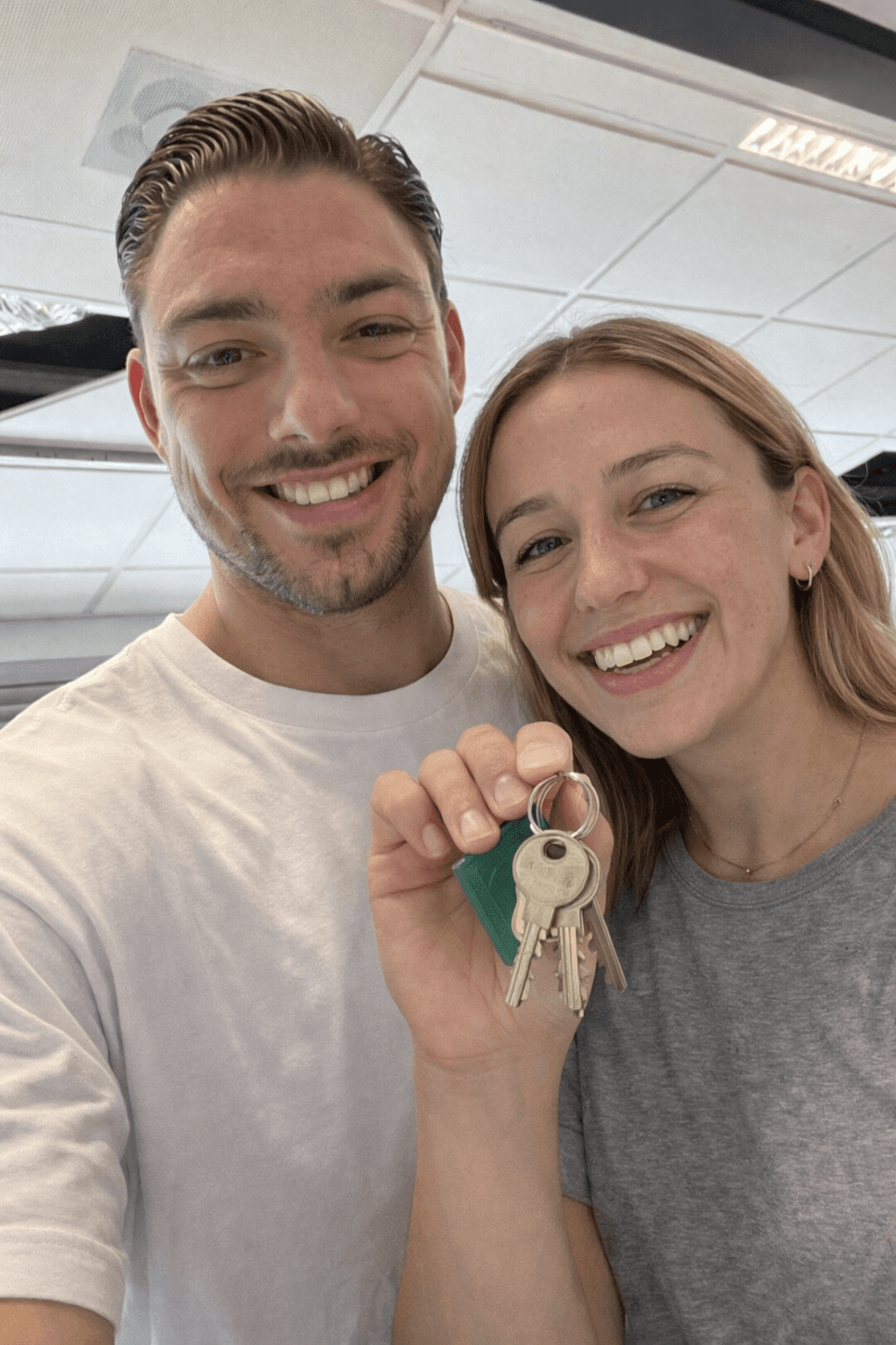 Lisa & Mark met de sleutel van hun woning in Amsterdam