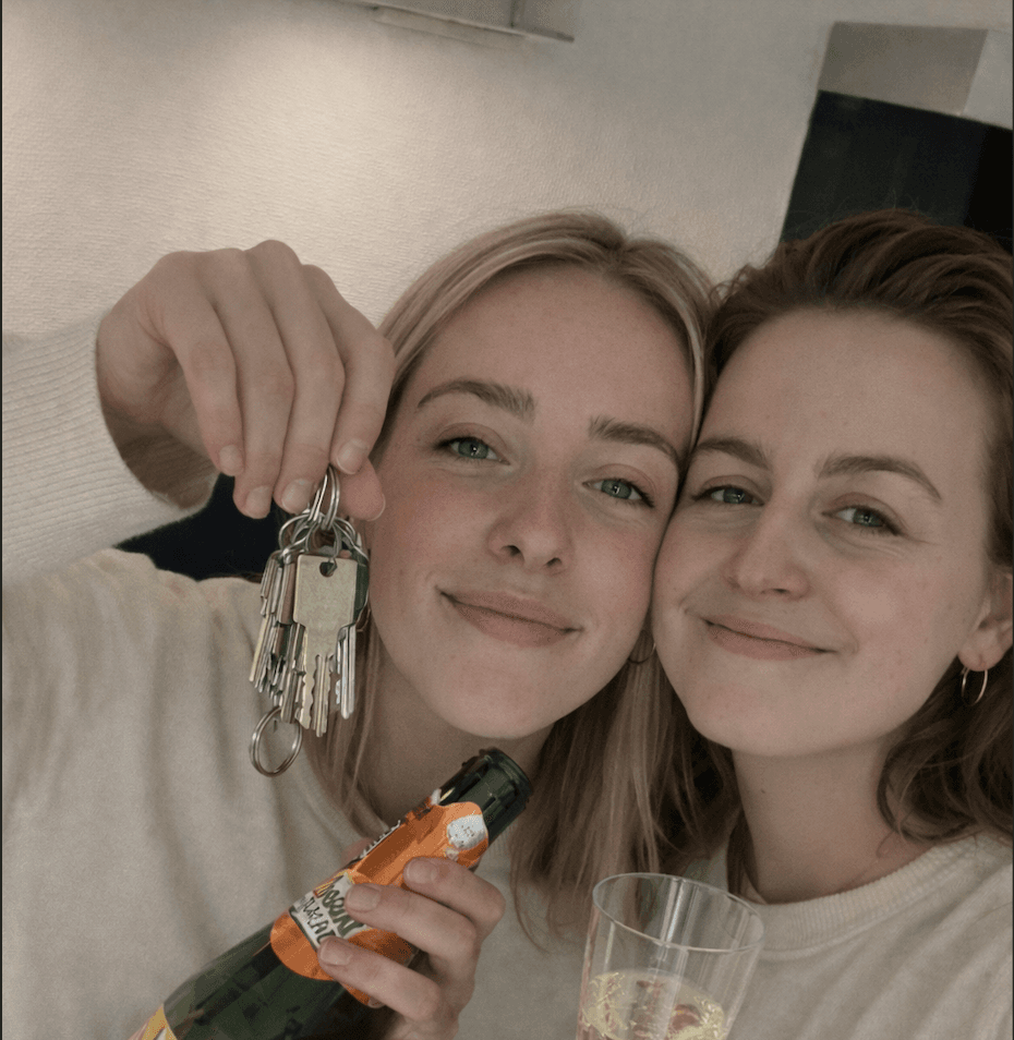 Sophie & Eva met de sleutel van hun woning in Rotterdam